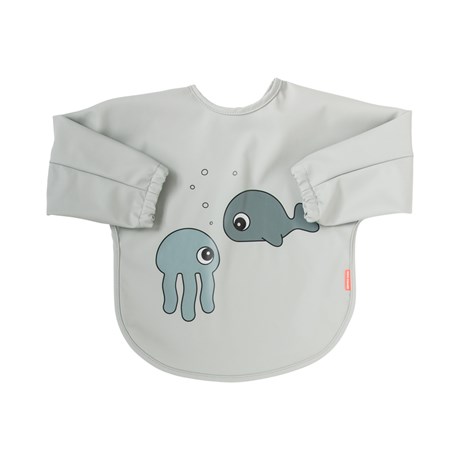 Done By Deer Haklapp med ärm, Sea Friends Grey i gruppen Babytillbehör / Äta & dricka / Haklappar hos Köpbarnvagn (DOBD1303915)